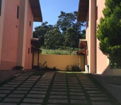 CASA EM CONDOMÍNIO FECHADO 