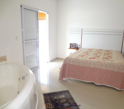 CASA EM CONDOMÍNIO FECHADO