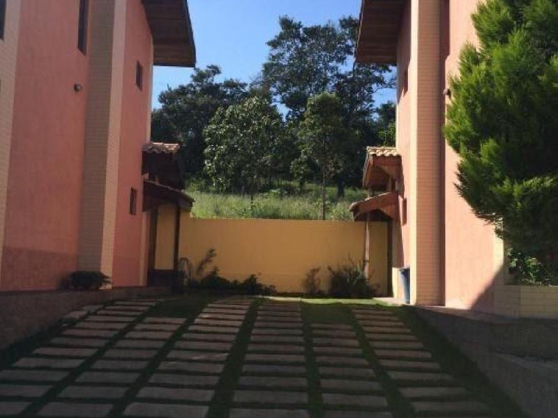 CASA EM CONDOMÍNIO FECHADO 