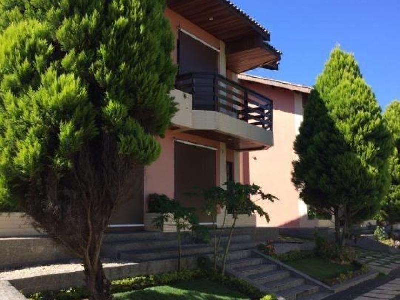 CASA EM CONDOMÍNIO FECHADO 