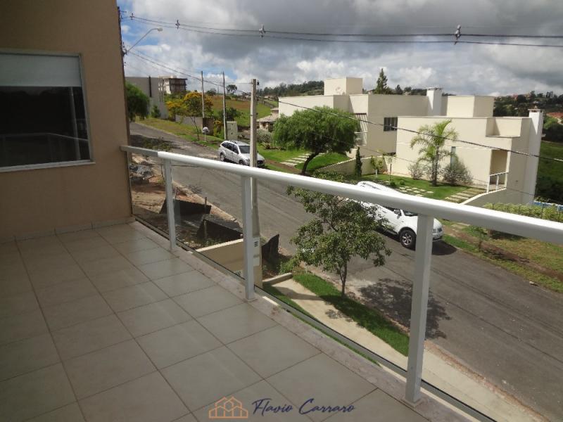 CASA EM CONDOMÍNIO FECHADO