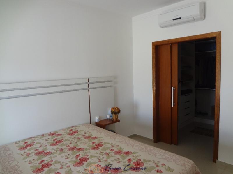 CASA EM CONDOMÍNIO FECHADO