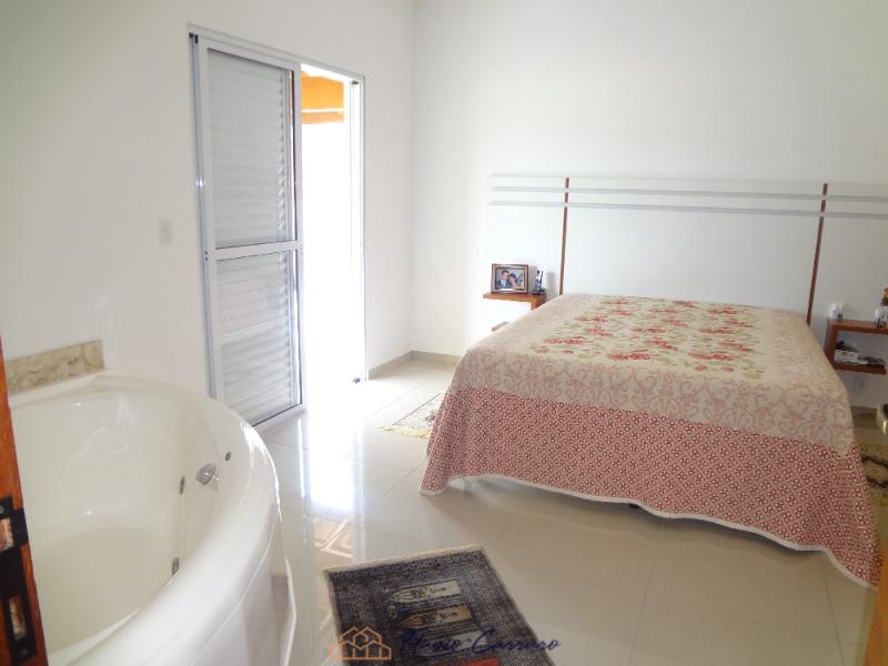 CASA EM CONDOMÍNIO FECHADO