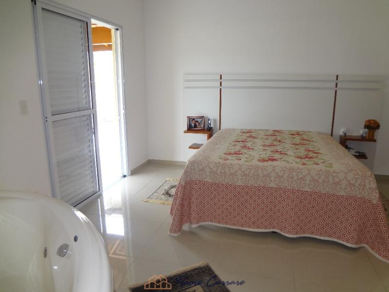 CASA EM CONDOMÍNIO FECHADO