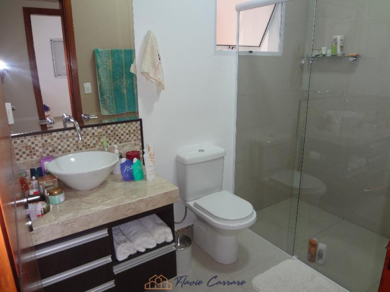 CASA EM CONDOMÍNIO FECHADO
