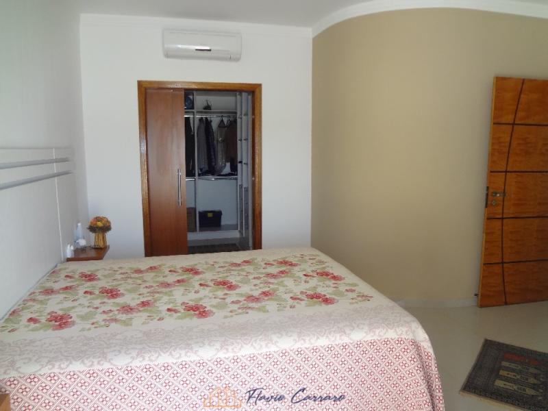 CASA EM CONDOMÍNIO FECHADO