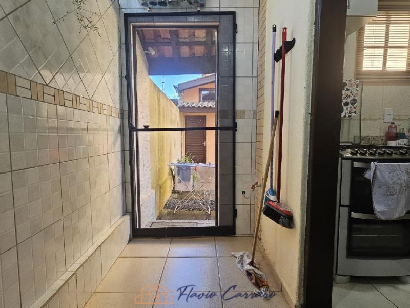 CASA EM CONDOMÍNIO FECHADO 